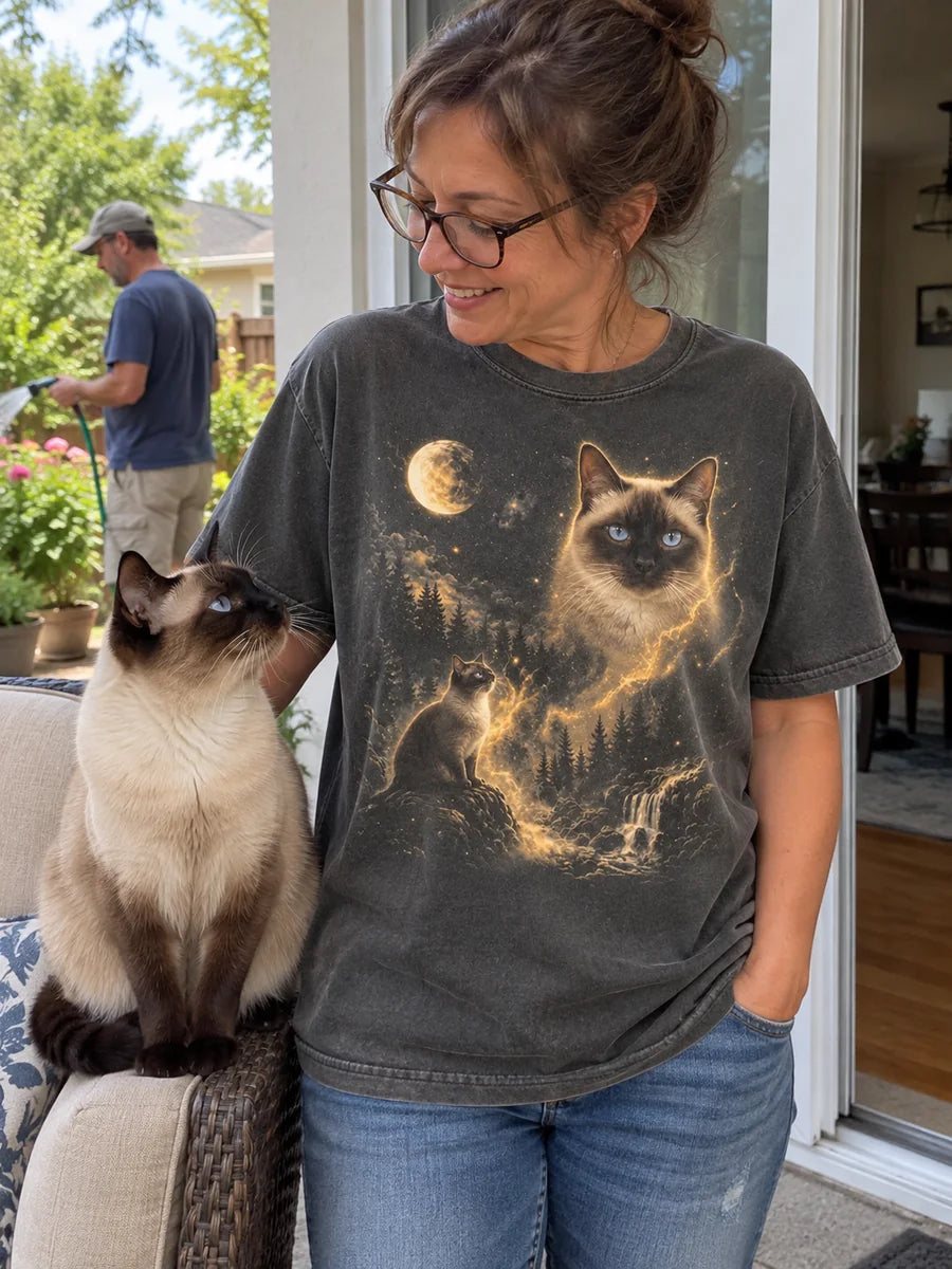 Spirit tee personalized with seal-point Siamese cat, blue eyes and dark mask